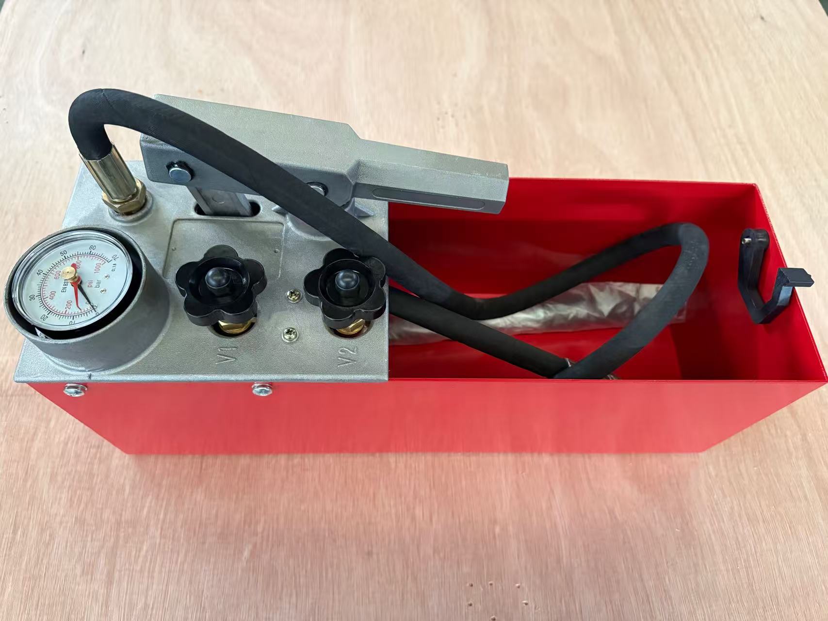 Uso e manutenção de bombas manuais de teste de pressão